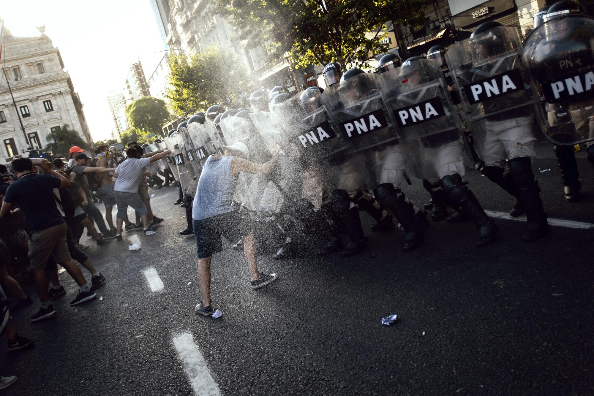 Protesta contra la ley Ómnibus de Javier Miley en Argentina en febrero de 2024 - 1